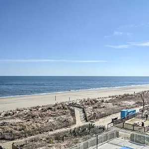 Apartment With Balcony And Direct Beach Access!